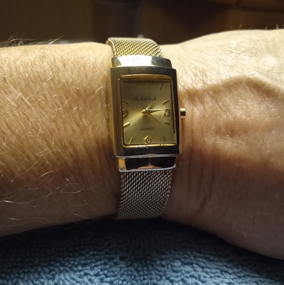 Peck & Peck goldtone ladies watch with mesh band